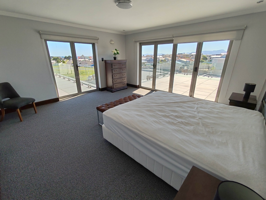 7 Bedroom Property for Sale in Perlemoenbaai Western Cape